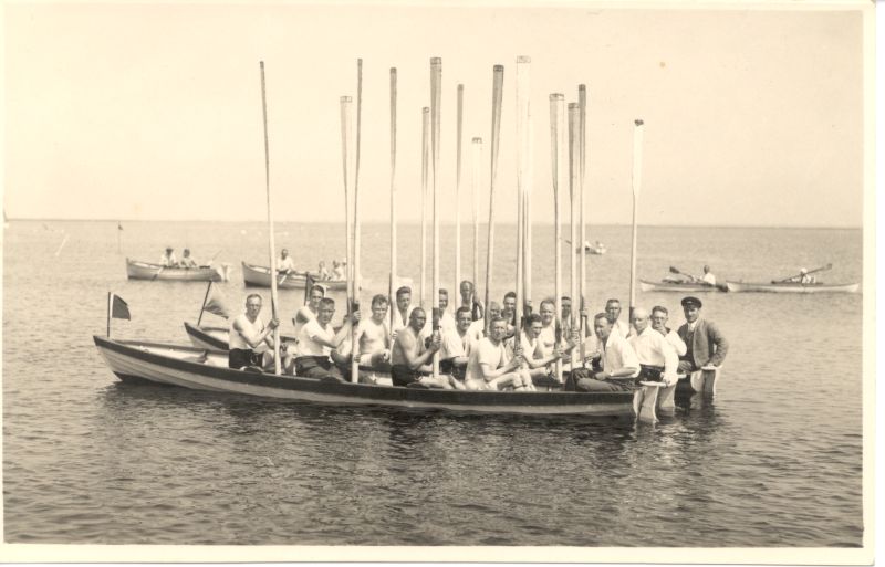 Foto. Haapsalu  Purje- ja Sõuklubi omavahelised sõudmisvõistlused. Paatkonnad poseerimas. 1929.