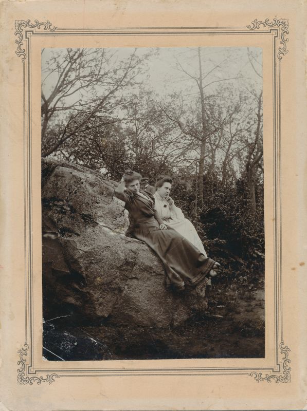 Foto. Kaks noort naist istumas suurel kivil metsas. u. 1900. Haapsalus.