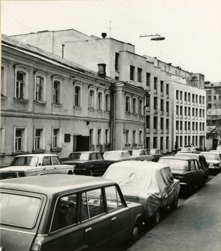 Moskva Eesti saatkonna rekonstruktsioon, tänavapoolne vaade. Arhitektid Ülevi Eljand, Vilen Künnapu, sisearhitekt Rein Laur