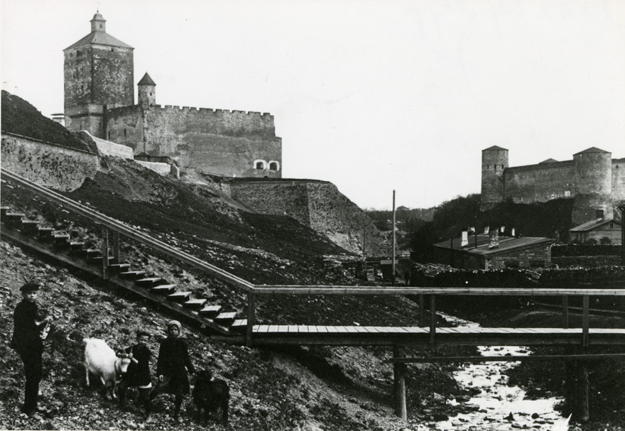 Hermanni kindlus Narvas, vaade jõelt koos Ivangorodisse viiva sillaga