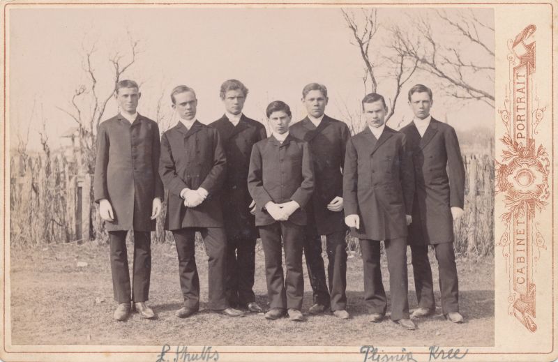 Foto. Rühm noormehi seismas õues rivis. u. 1890. aastad.