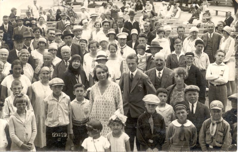 Foto. Postkaart. Rahvahulk suvisel promenaadil. 1929.