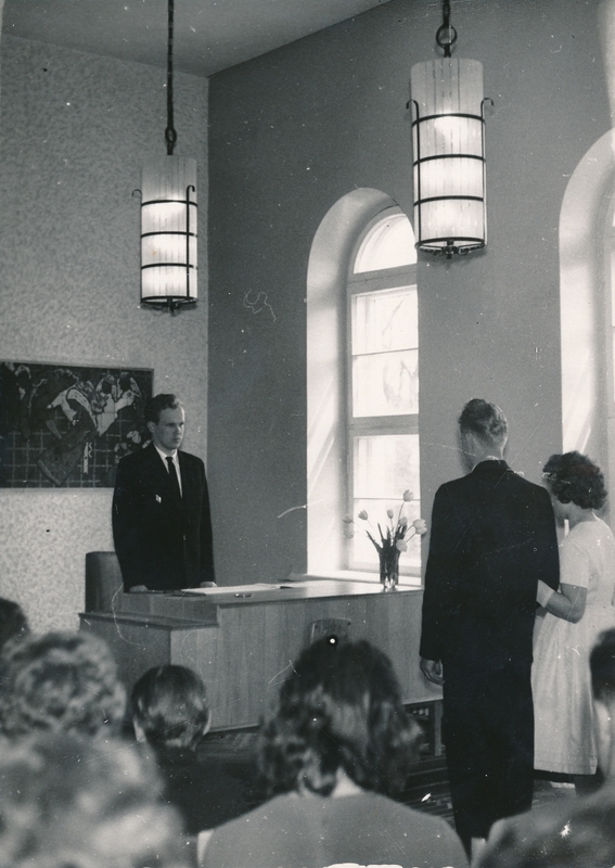 foto, Viljandi raekoda, abielu registreerimine, 1962, foto E. Veliste. Rajooni perekonnaseisuaktide büroo juhataja Vello Lattik.