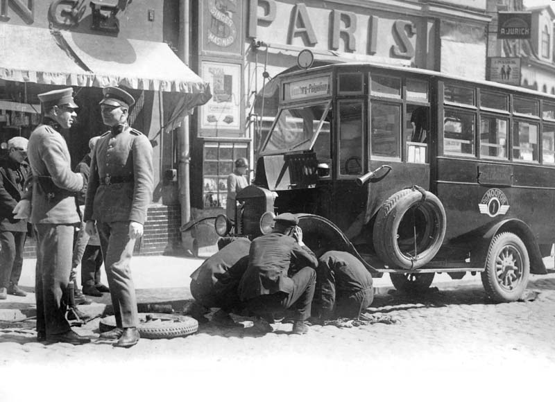 The first, probably still owned by f. Kangro Ford bus: No 1 on line Venice - Pelgulinn in 1928 on the neck of Vanaturu