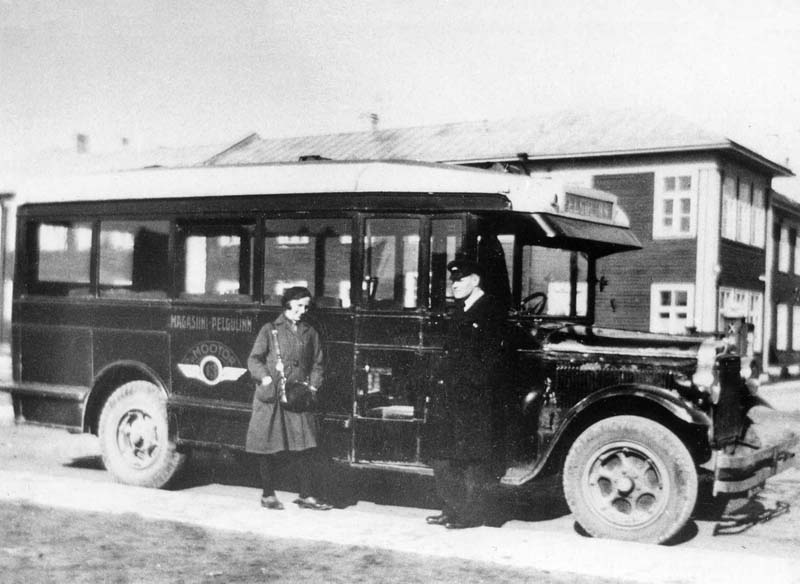 20-seat Dodge ye No 13 line Magasini - Pelgulinn end stop at the corner of Silent and Magasini