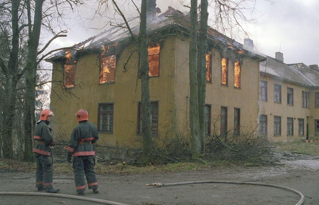 Nõo kool, tuletõrjujad jälgivad põlevat koolimaja