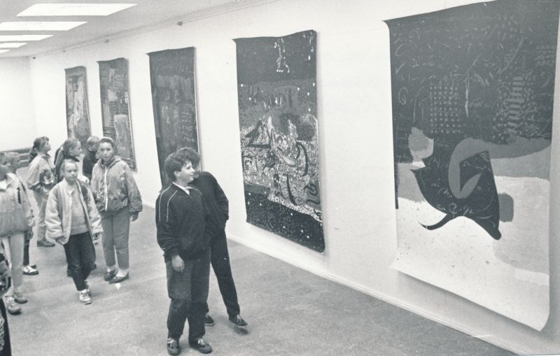Foto. M.K.Ulase guaššmaalide näitus Haapsalus kultuurikeskuse galeriis 11.09.1991. Mustvalge.