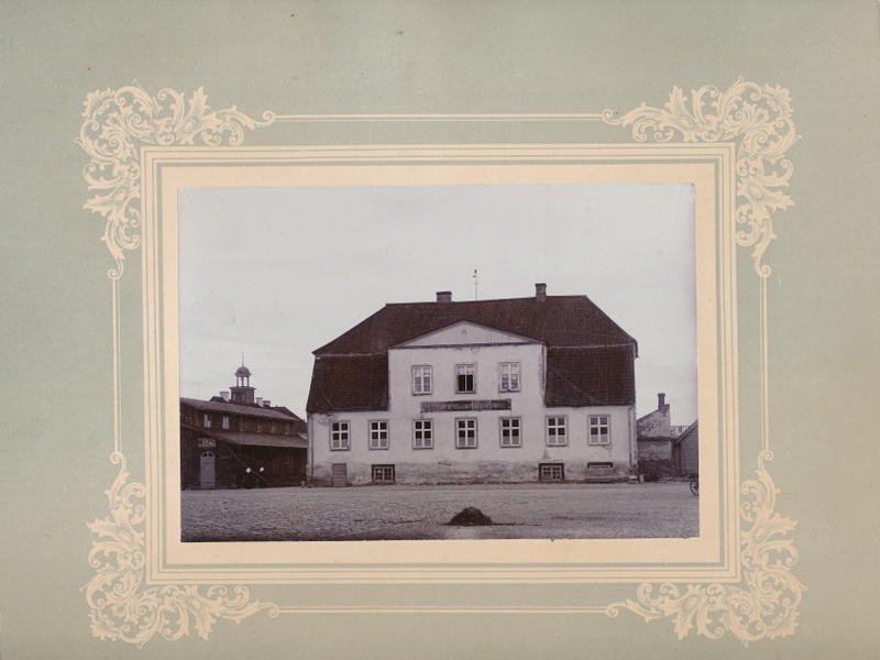 foto, Viljandi, turuplats'i ääres linnakool (1804-1885 kreiskool) enne ümberehitust 1890, (u 1885?), papil