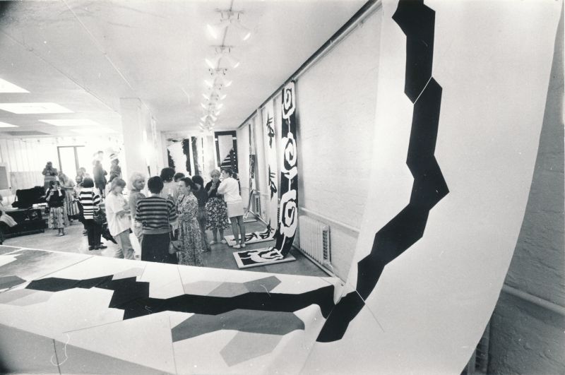 Foto. Tekstiilinäituse avamine Haapsalu Kultuurikeskuse galeriis. 22.08.1991.a. Mustvalge.
