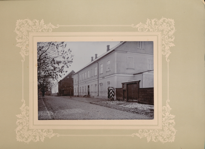 foto papil Viljandi, Väike tn 6, haigla (avati 1864), ees vahiputka u 1905 foto J.Riet