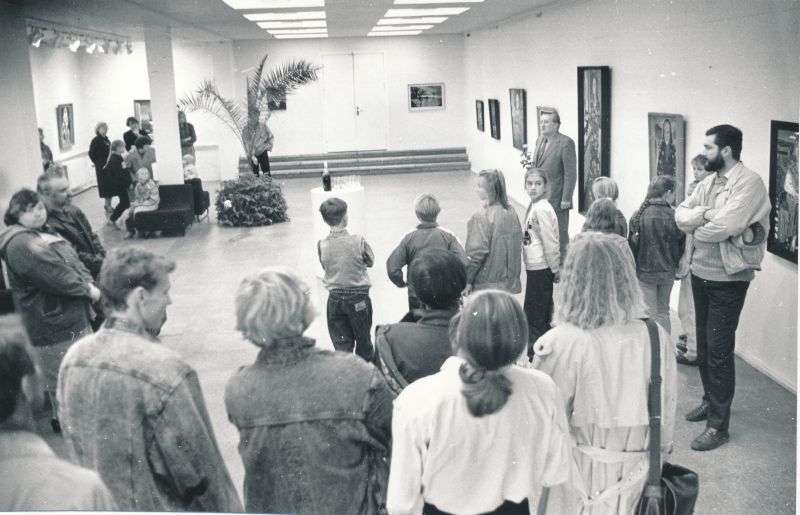 Foto. Haapsalu 1.KK õp. kunstnik H.Tatar näituse "Ameerika unenägu" avamisel kultuurimaja galeriis. 09.10.1991.