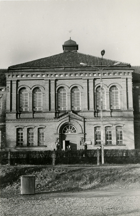 Koolihoone Viljandis, fassaadi detail. Arhitekt R. Häusermann