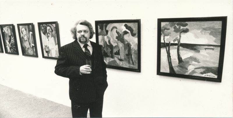 Foto. Haapsalu kunstnik Gunnar Meyer oma 50. juubeli isiknäitusel Läänemaa Kultuurikeskuse galeriis. Märts 1992.a. Mustvalge.