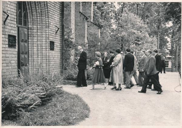 Tartu Ülikool. Soome ametiühingute delegatsioon raamatukogu ees. 1957.a.