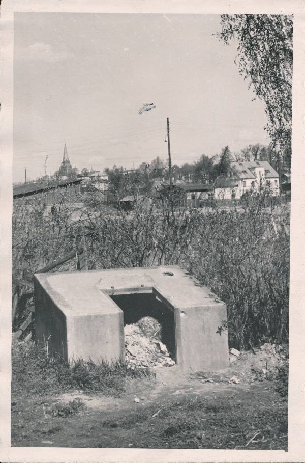 Tartu linnavaade. Lagunenud prügikast hoovis. 1960ndatel.