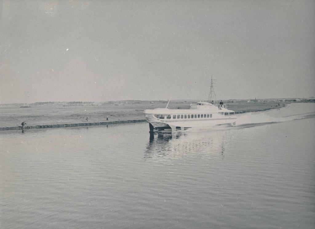 Kiirmootorlaev "Raketa" saabub jõesadamasse. Tartu, 1965.