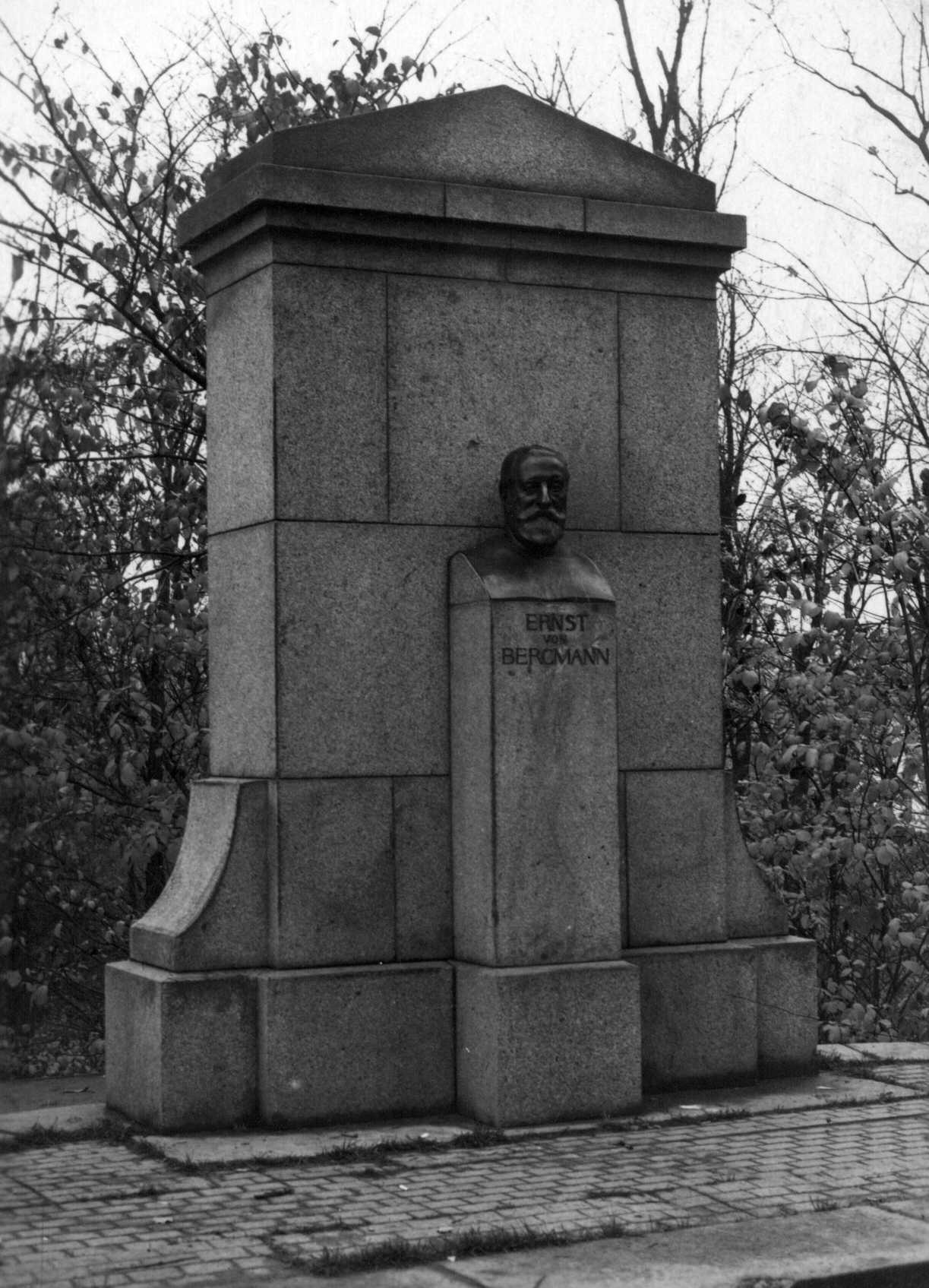 Mälestusmärk: E. Bergmann ((skulptor A. Hildebrand, 1913).  Tartu, Toomemägi, 1964.