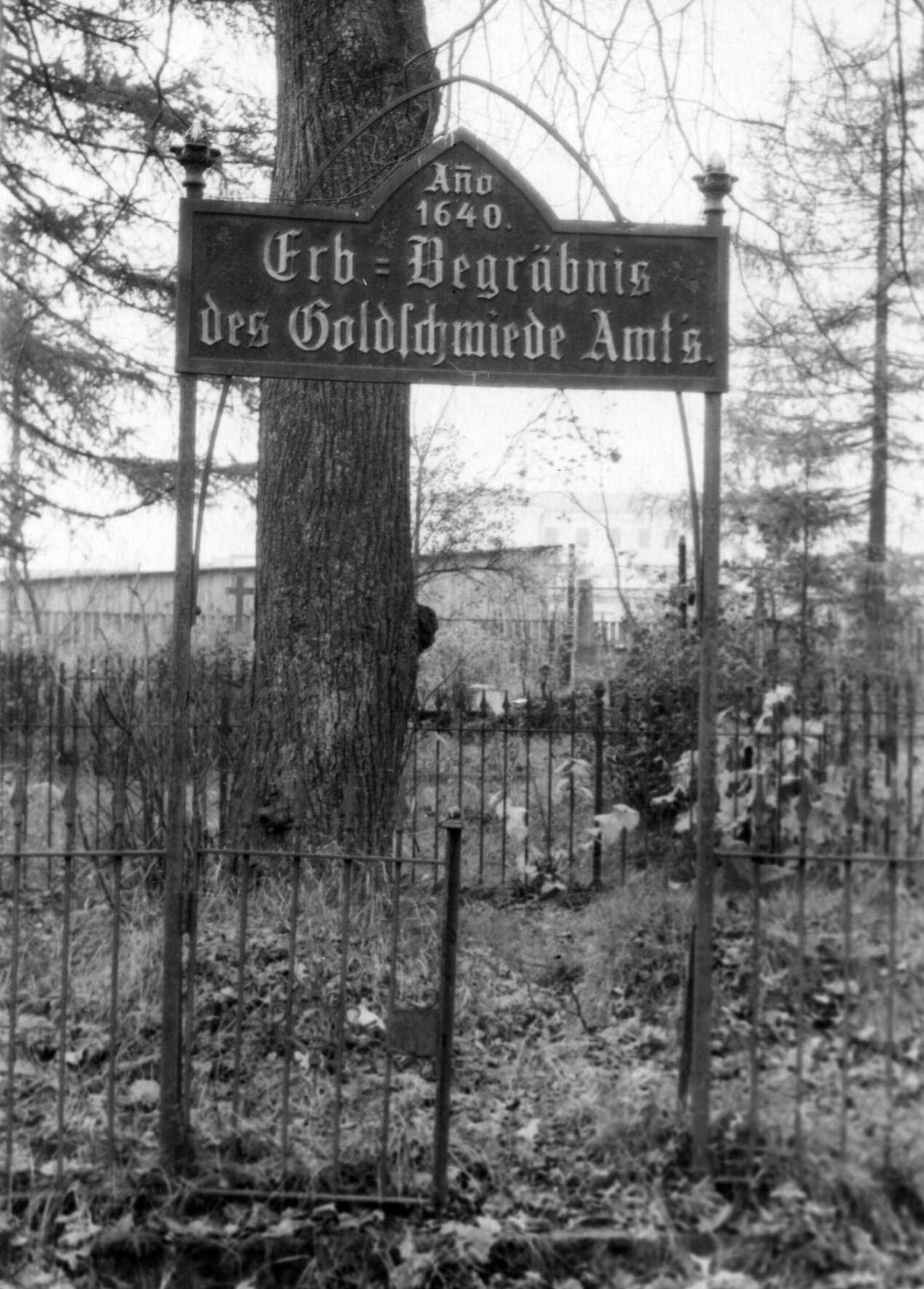 Kullasseppade matuseplats (17. saj), Raadi kalmistu.  Tartu, 1953. Foto E. Selleke.