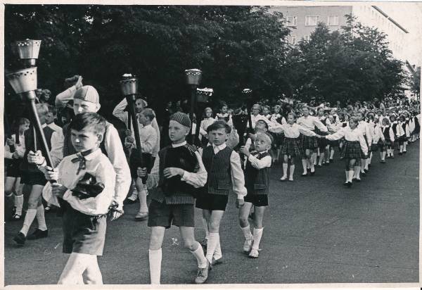 Tartu Rahvakunstiõhtu. Rongkäik Riia tn. 04.07.1965.a.