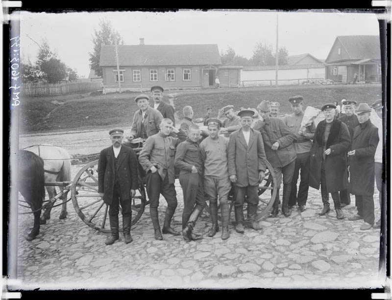 klaasnegatiiv, mehed seisavad hoburakendi juures 1920.a. paiku