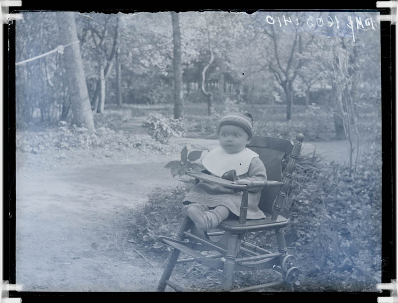 klaasnegatiiv, väike tüdruk istub toolil, Lõõla 1920-ndad a.