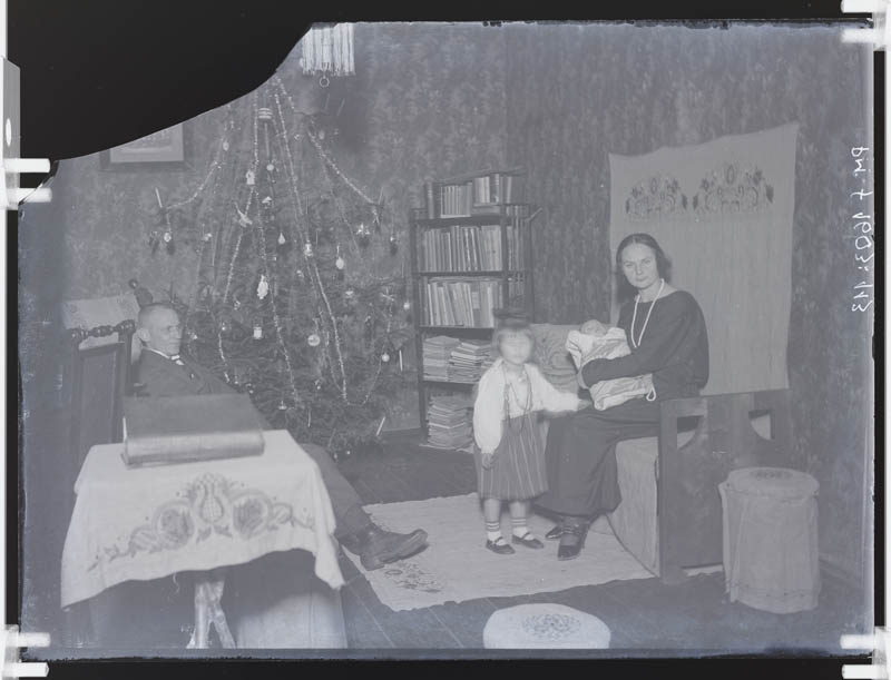 klaasnegatiiv, Vahi kooli õpetaja Liik abikaasa ja tütrega 1920-ndatel a.