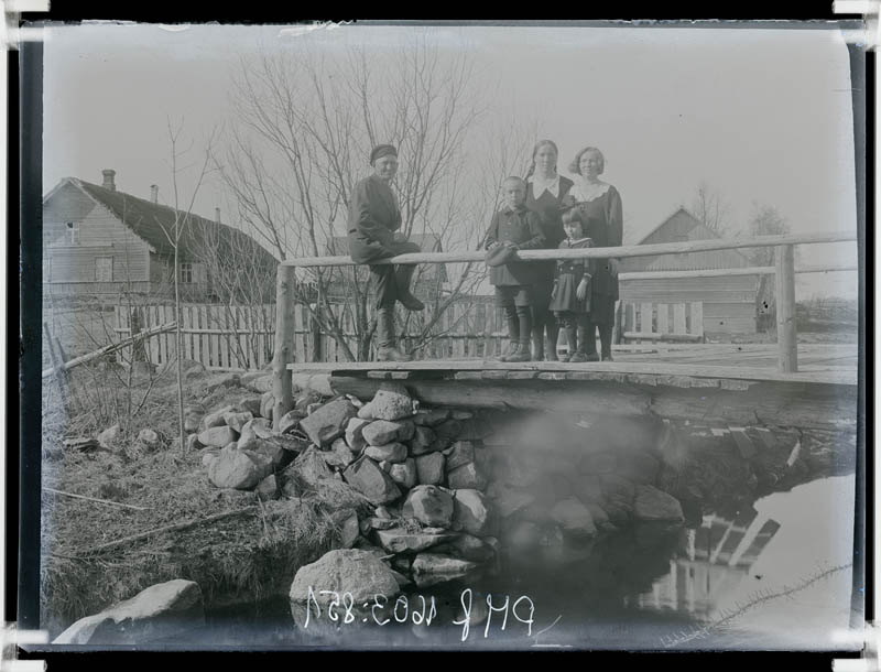 klaasnegatiiv, inimesed sillal Sillaotsa jõe ääres, Lõõla 1930.a.