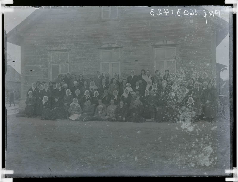 klaasnegatiiv, vanemad naised puuhoone taustal, Lõõla 1920-ndad a.