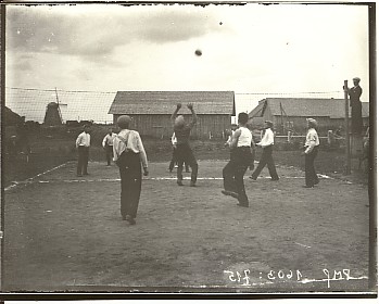 klaasnegatiiv, Lõõla noored võrkpalli mängimas 1920-30-ndad a.