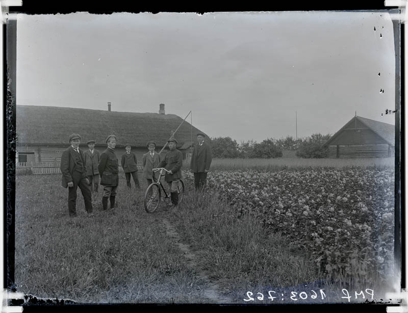 klaasnegatiiv, mehed põllu ääres, Lõõla 1920-30-ndad a.