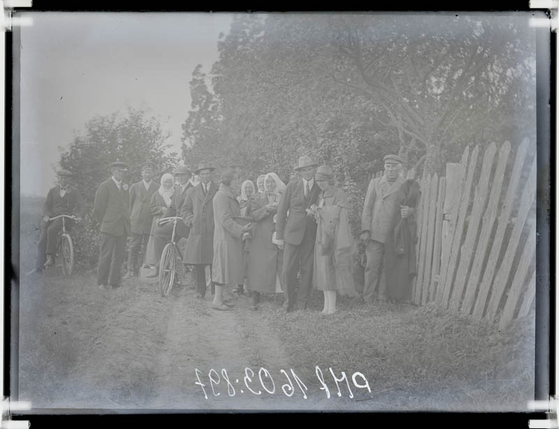 klaasnegatiiv, mehed ja naised, aida kõrval teel, Lõõla 1920-ndad a.