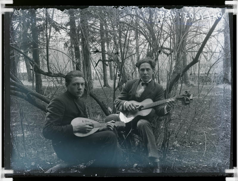 klaasnegatiiv, kaks meest palalaika ja kitarriga, 1920-ndad a.