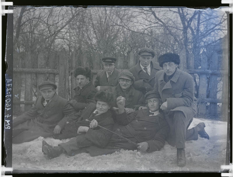 klaasnegatiiv, Lõõla küla noored Vodja Põllutöökoolis 1920-ndatel a.