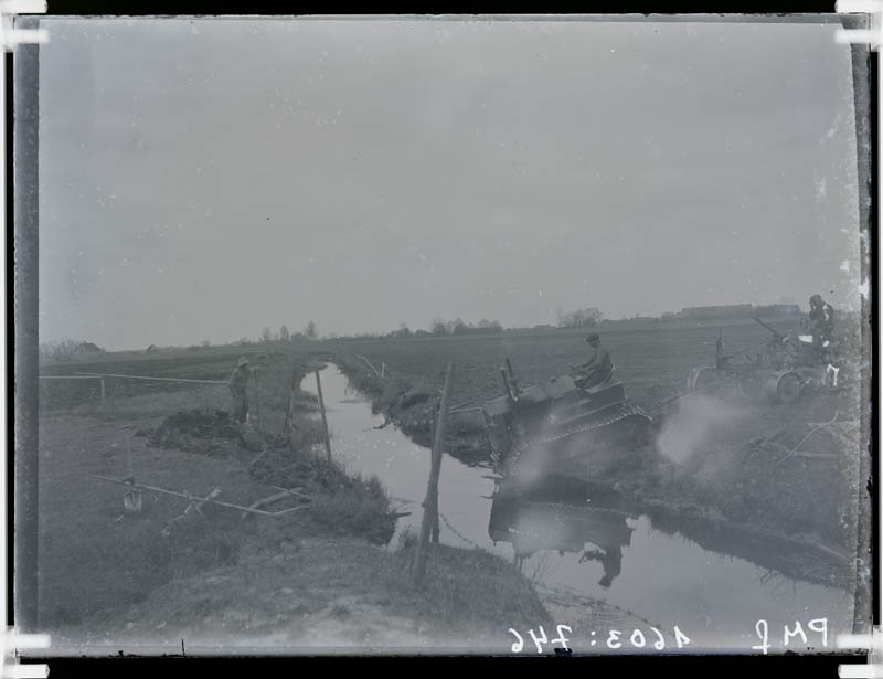 klaasnegatiiv, traktor kraavis, Lõõla 1910-30-ndad a.