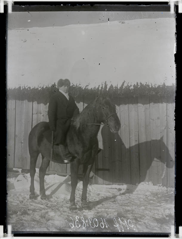 klaasnegatiiv, Otto Rõõs hobuse seljas, Lõõla 1934.a.