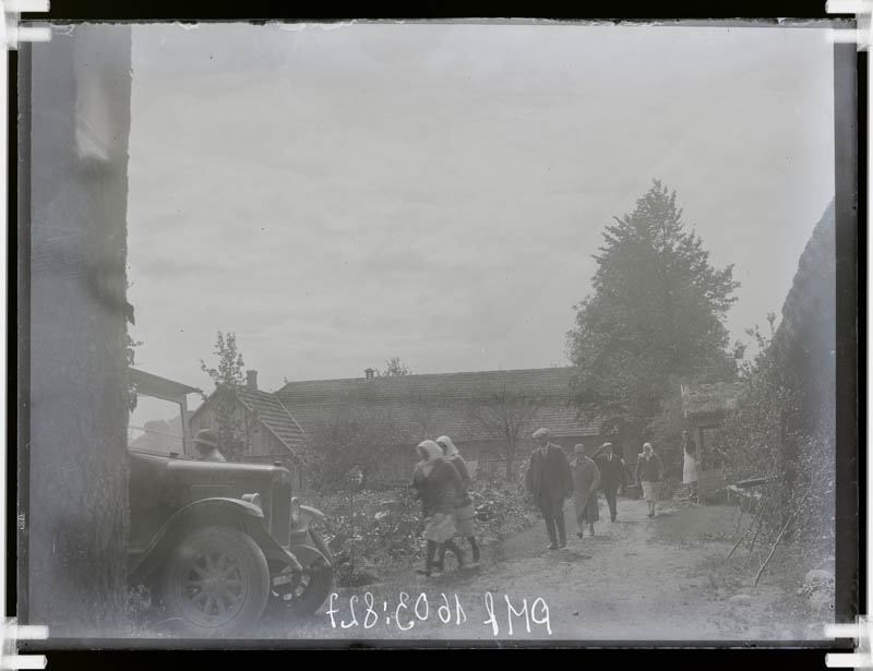 klaasnegatiiv, inimesed ruttavad autosse, 1920-30-ndad a.