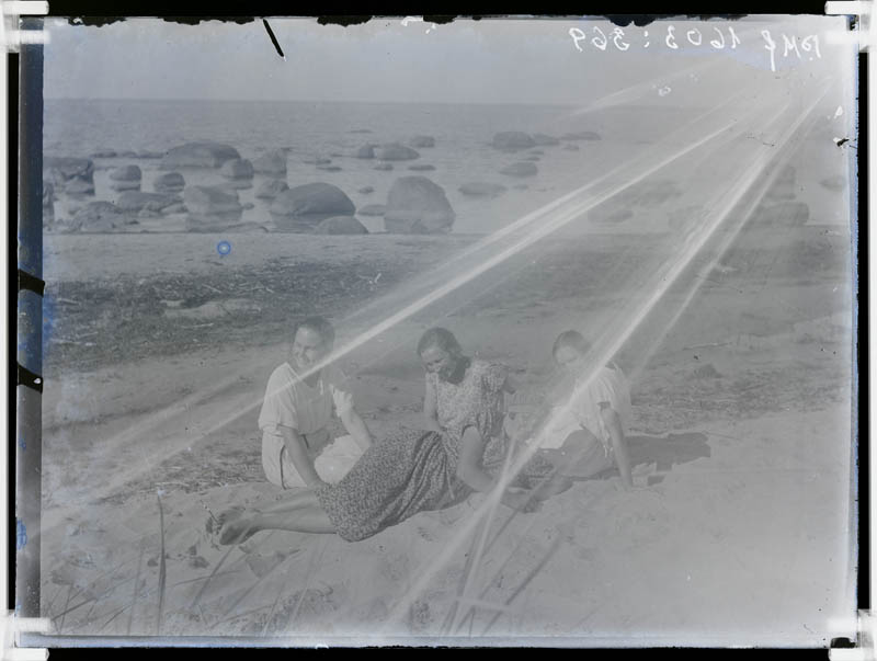 klaasnegatiiv, kolm naist Keilas mere ääres, keskel Helmi Tohvelmann 1930-ndatel a.