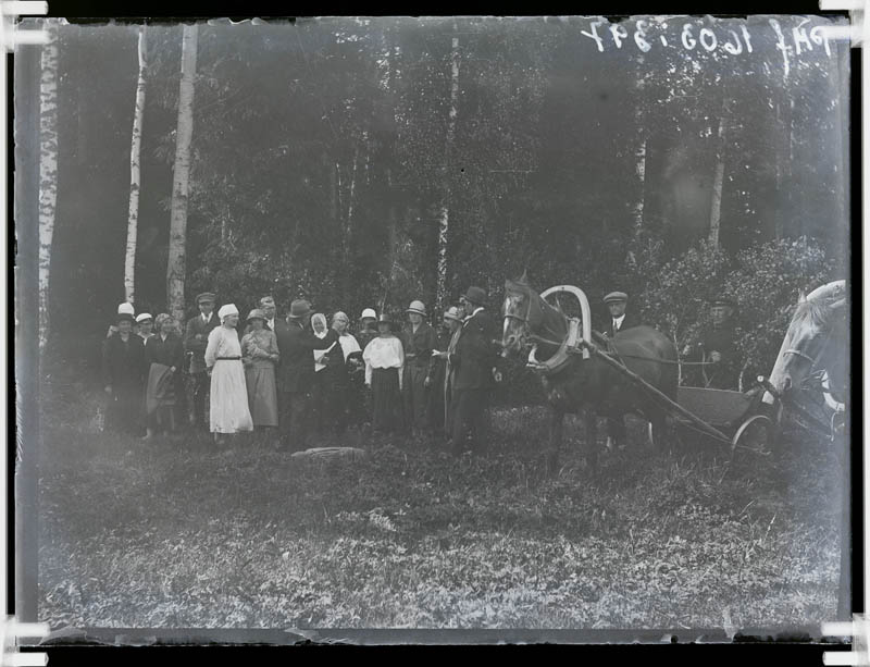 klaasnegatiiv, hulk inimesi hobuste ja vankritega metsas, Lõõla 1920-ndatel a.