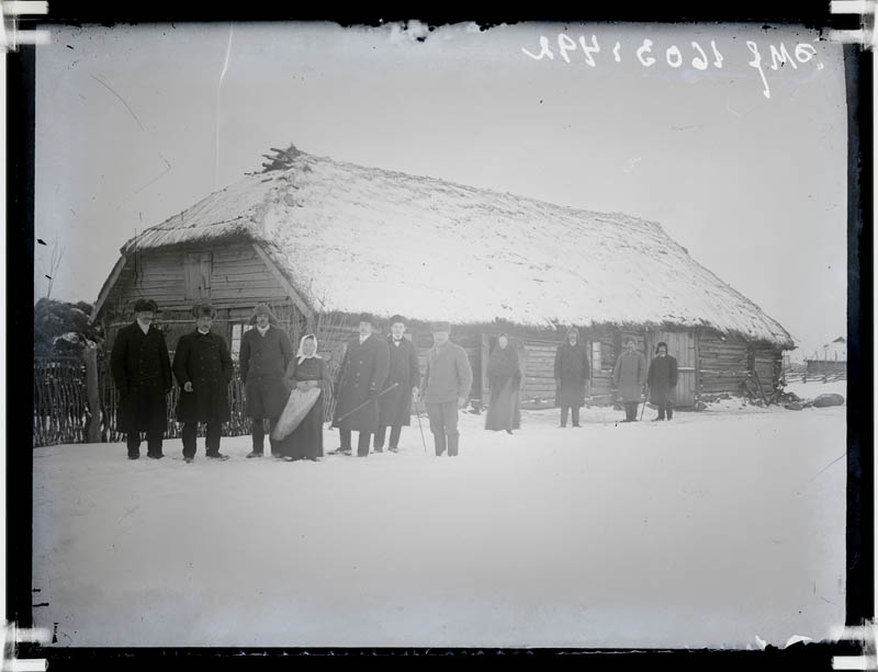 klaasnegatiiv, inimesed Ülessaare vana elumaja ees, Lõõla 1918.a.