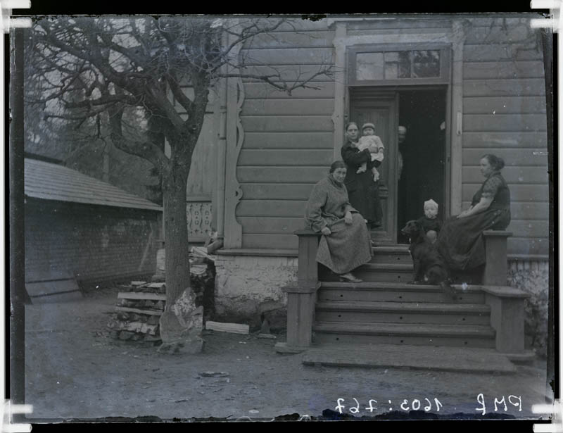klaasnegatiiv, kolm naist trepil, 1920-ndad a.