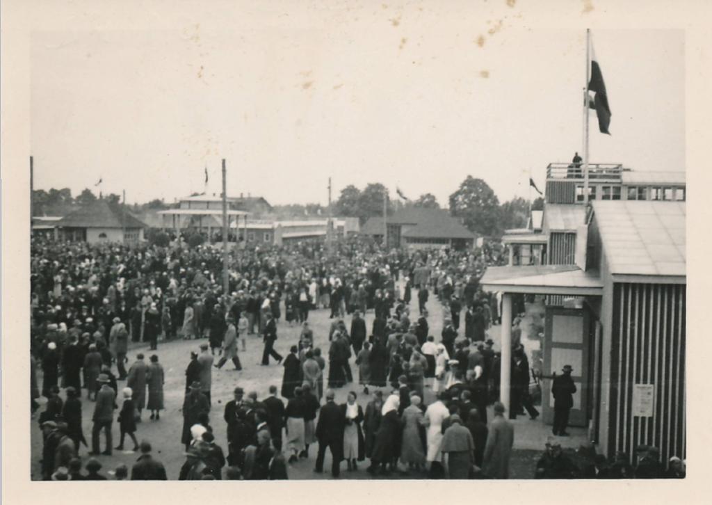 Näituse väljak Tartus Viljandi mnt ääres 1920-30. aastatel. Esiplaanil rahvamass.