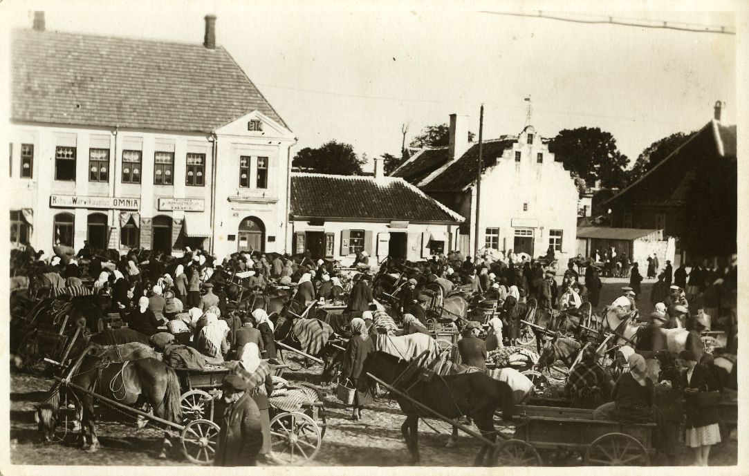 Turuplats Kuressaares Lossi tänava alguses