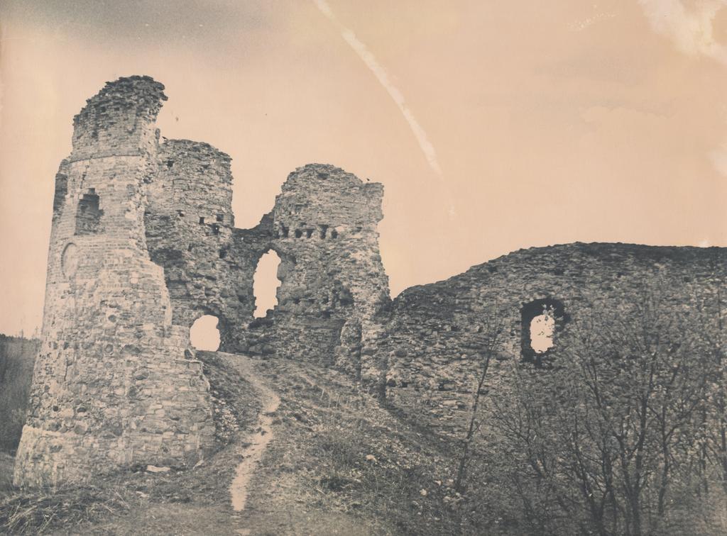 Fotoalbum. Vastseliina linnuse varemed. Vaade kagutornile linnusevaremete keskelt, osa lõunamüürist 1974.a.