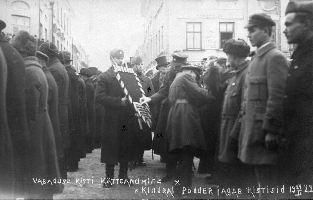 Eesti Vabariigi aastapäev: Vabaduse Ristide (Vabadusristide)  kätteandmine Raekoja platsil. Tartu, 24.02.1924. Foto E. Selleke.