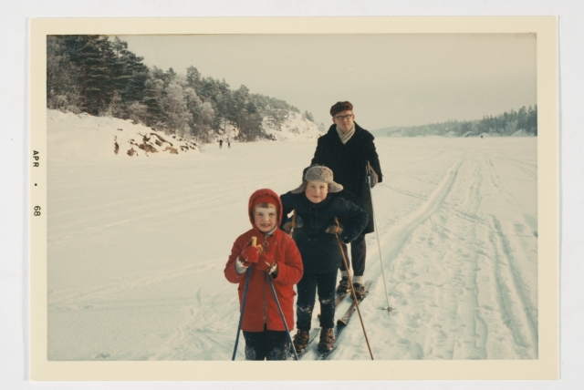 Edvard Tohver lastega suusatamas