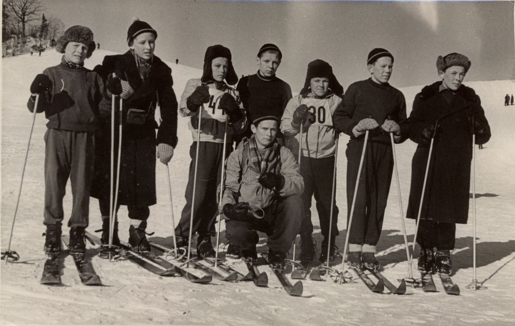 Grupp suusatajaid ca 1960