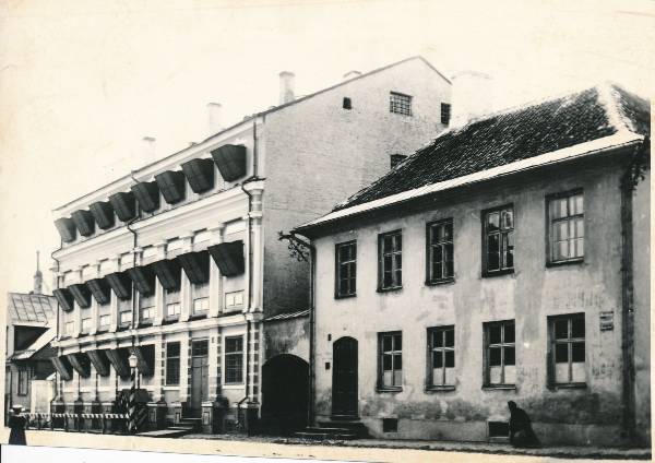 Tartu vangla (Jaani 8, vasakul) ning maja  Jaani ja Lutsu t nurgal. Tartu, u 1914. Repro E. Selleke.