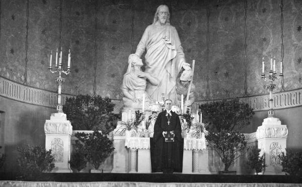 Tartu Pauluse kirik: kirikuõpetaja altari ees, ca 1930-1940.