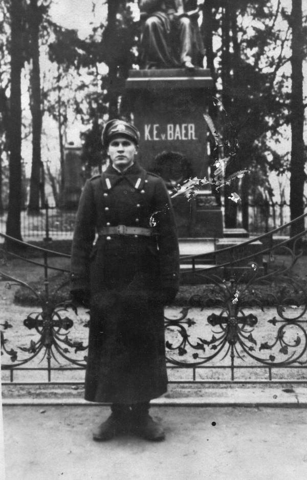 EV sõjaväevormis noormees. Taga mälestusmärk: K. E. Baer. Tartu, Toomemägi, 1925-1935.