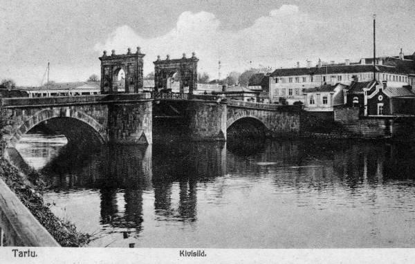 Emajõgi ja Kivisild. Taga pumbamaja (paremal). Vaade vasakkaldalt. Tartu, 1915.-1925.